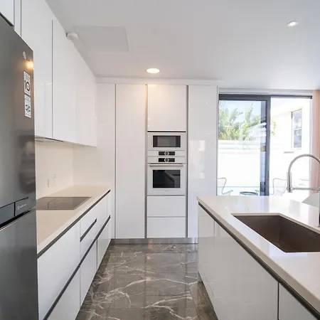 Phaedrus Living: Luxury Seaview Panorama